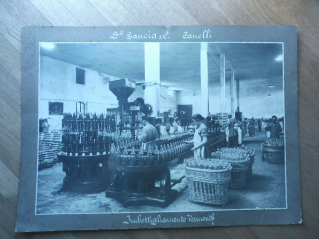 F. lli Gancia & c. Canelli. Imbottigliamento Vermouth. (Grande fotografia originale vintage)